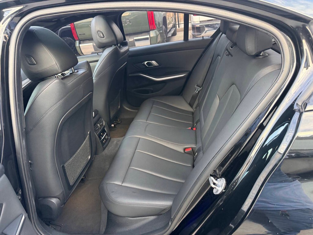 BMW 3 Series Vehicle Full-screen Gallery Image 13