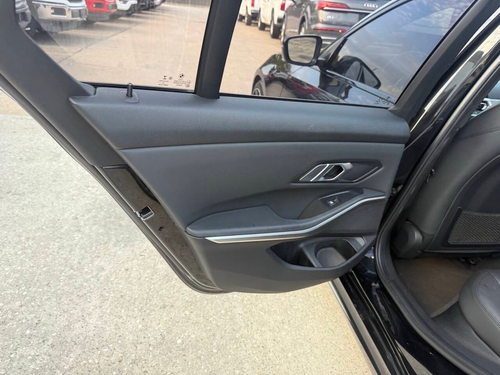 BMW 3 Series Vehicle Full-screen Gallery Image 14