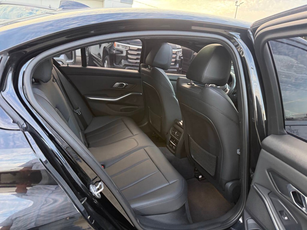 BMW 3 Series Vehicle Full-screen Gallery Image 15
