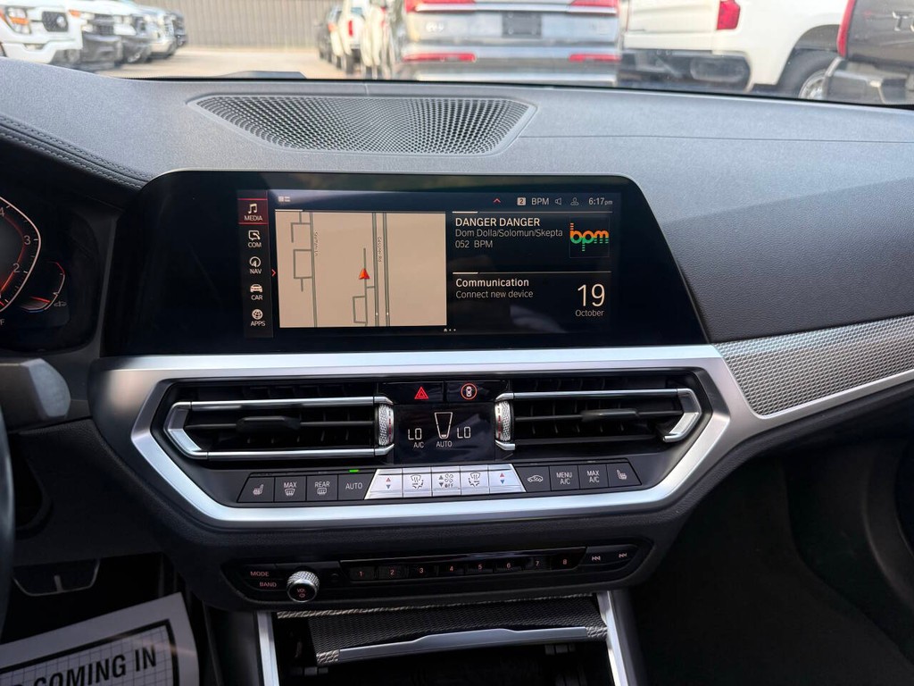 BMW 3 Series Vehicle Full-screen Gallery Image 24