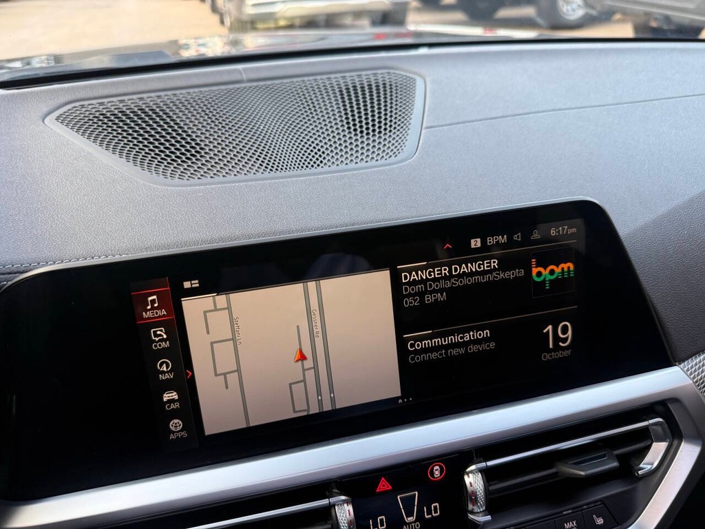 BMW 3 Series Vehicle Full-screen Gallery Image 25