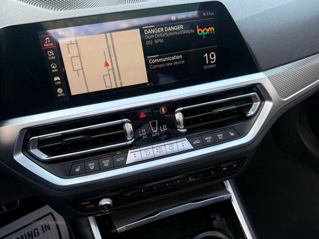BMW 3 Series Vehicle Full-screen Gallery Image 26