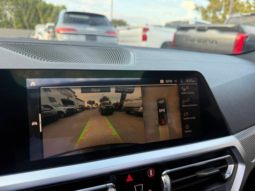 BMW 3 Series Vehicle Full-screen Gallery Image 28