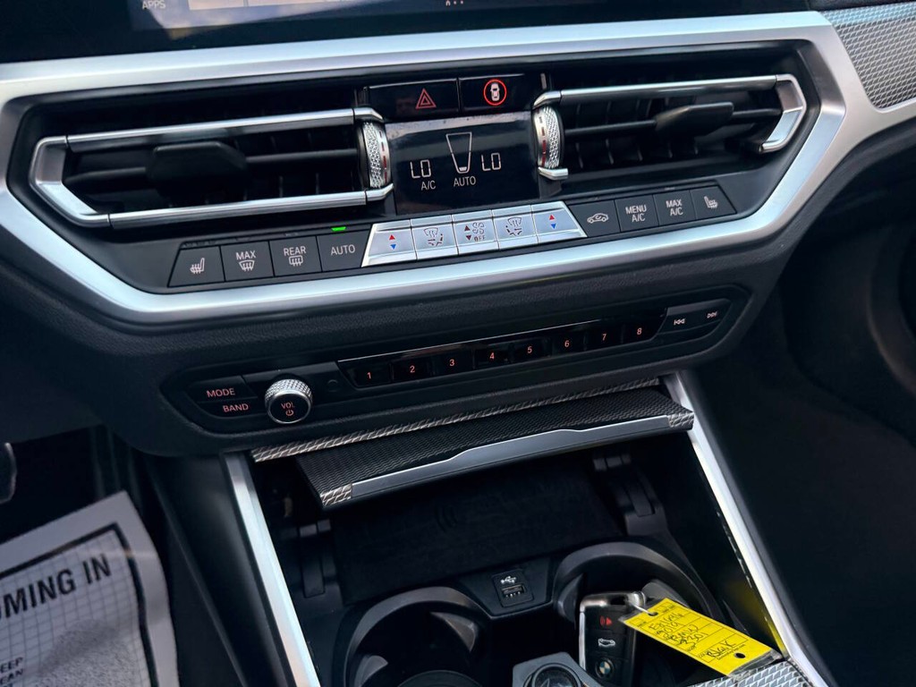 BMW 3 Series Vehicle Full-screen Gallery Image 29