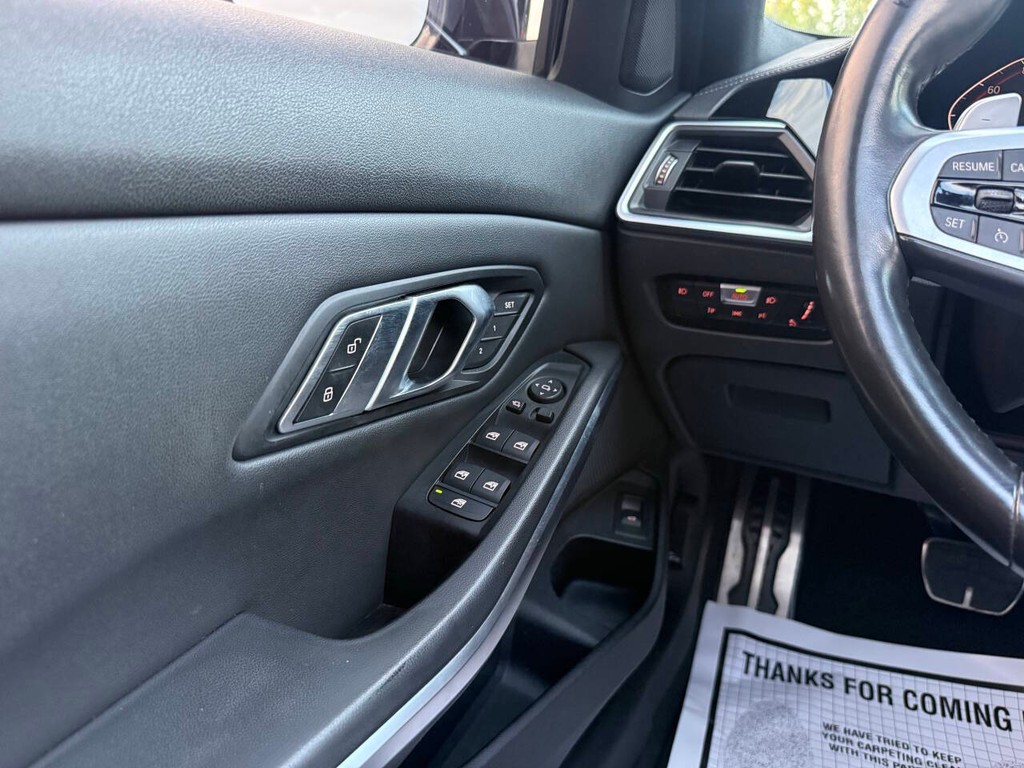 BMW 3 Series Vehicle Full-screen Gallery Image 31