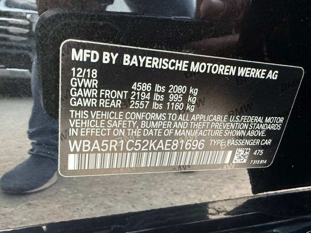 BMW 3 Series Vehicle Full-screen Gallery Image 35