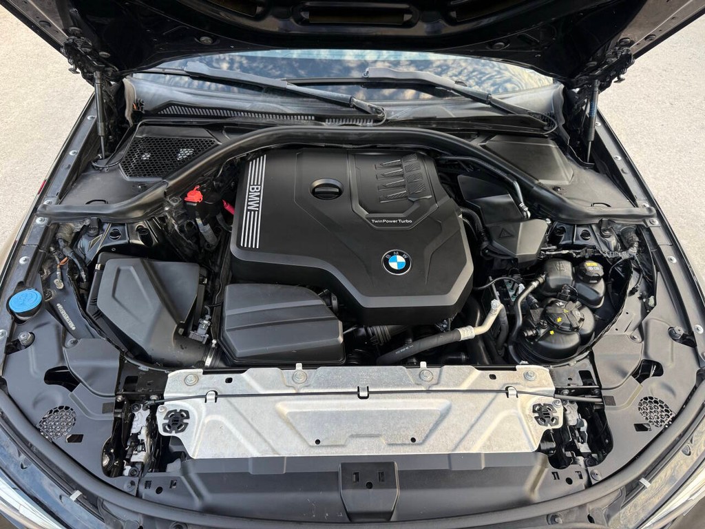 BMW 3 Series Vehicle Full-screen Gallery Image 36