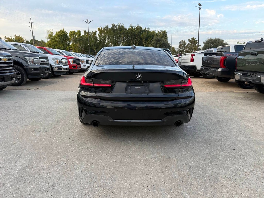 BMW 3 Series Vehicle Full-screen Gallery Image 39