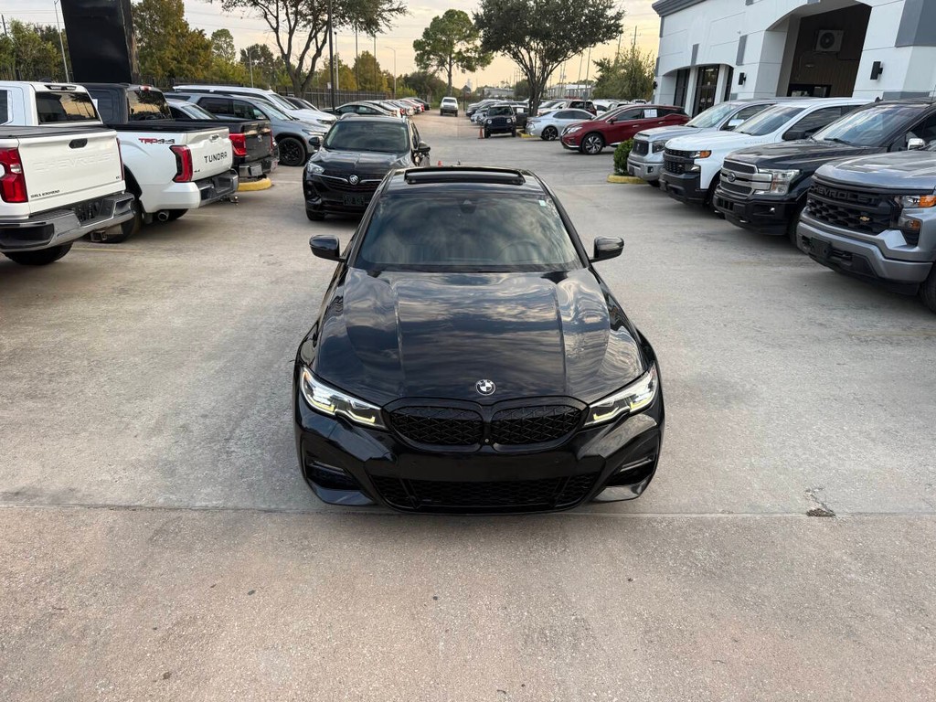BMW 3 Series Vehicle Full-screen Gallery Image 40