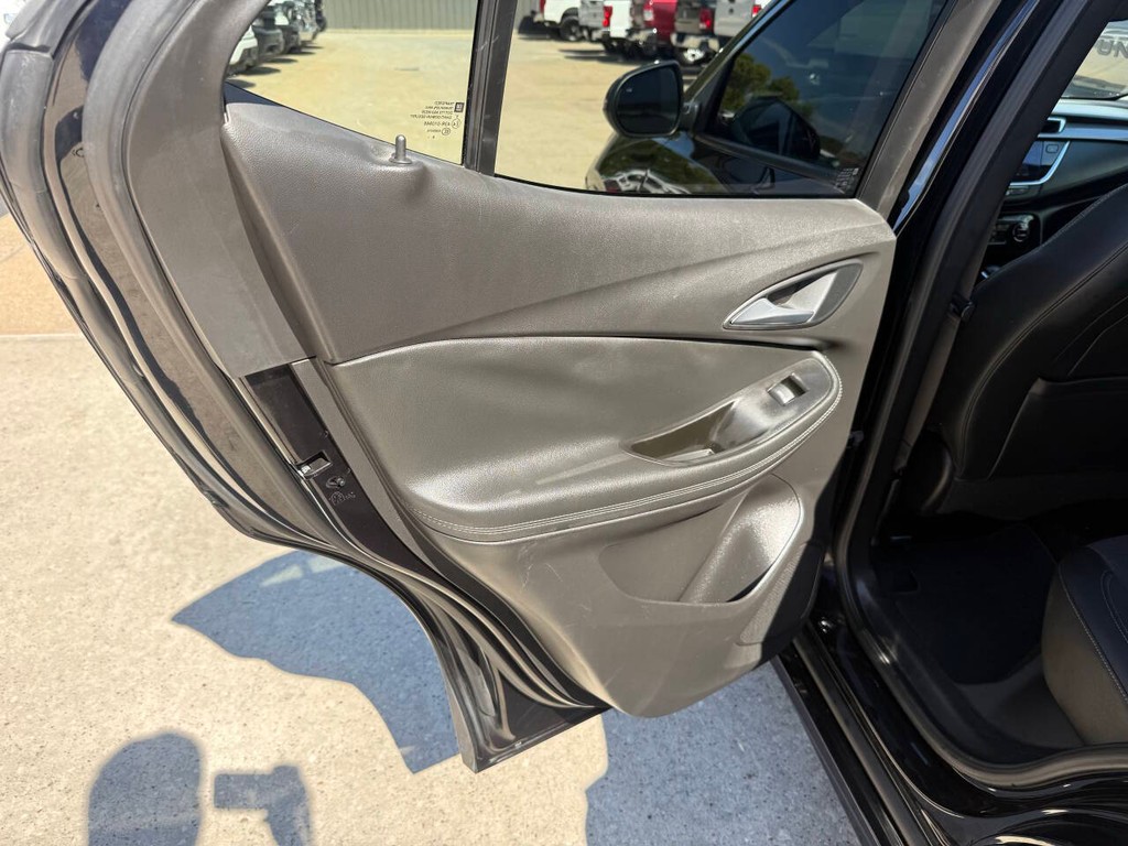 Buick Encore GX Vehicle Full-screen Gallery Image 14