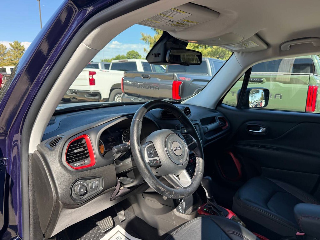 Jeep Renegade Vehicle Full-screen Gallery Image 06
