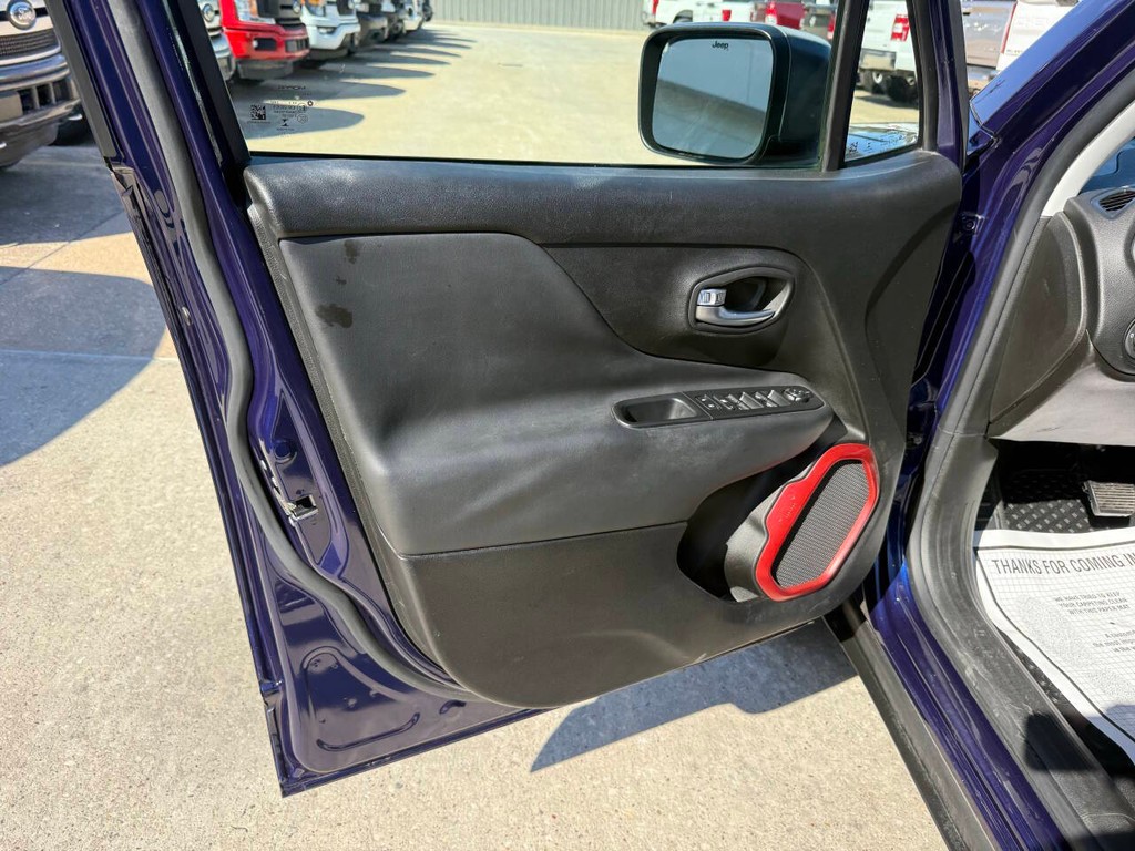 Jeep Renegade Vehicle Full-screen Gallery Image 08