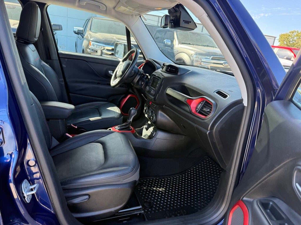Jeep Renegade Vehicle Full-screen Gallery Image 10