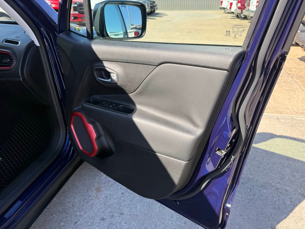 Jeep Renegade Vehicle Full-screen Gallery Image 11