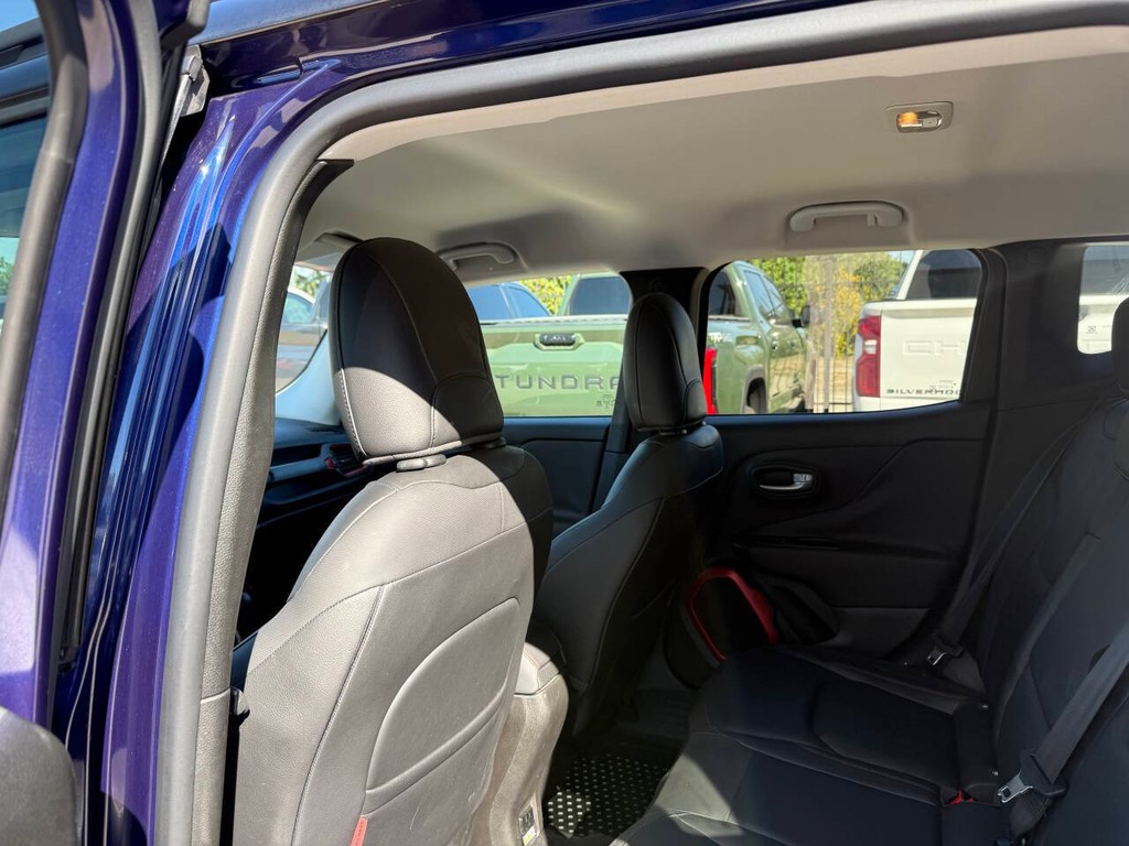 Jeep Renegade Vehicle Full-screen Gallery Image 12