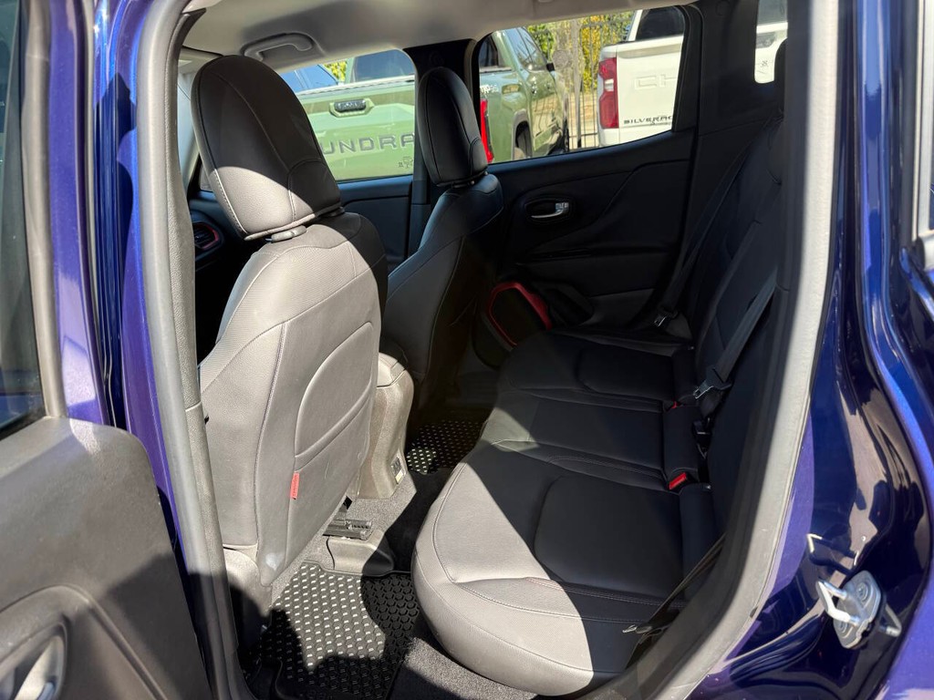 Jeep Renegade Vehicle Full-screen Gallery Image 13