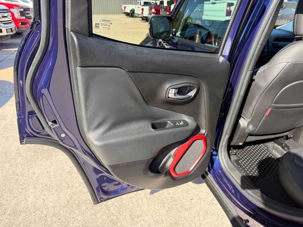 Jeep Renegade Vehicle Full-screen Gallery Image 14