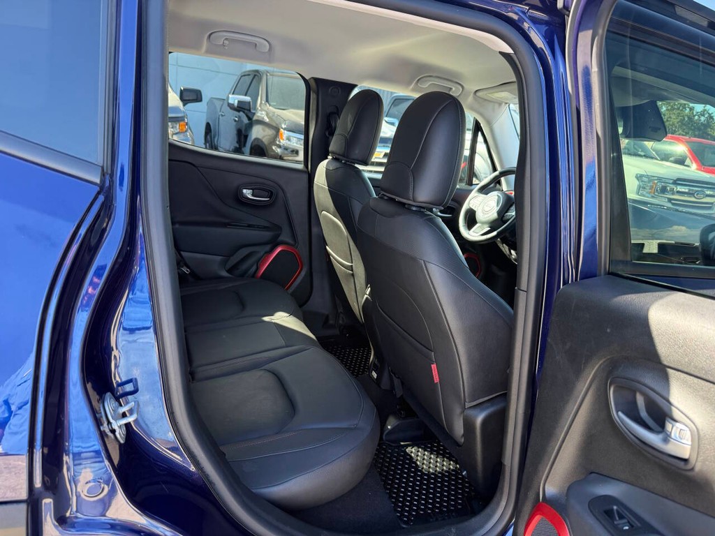 Jeep Renegade Vehicle Full-screen Gallery Image 15