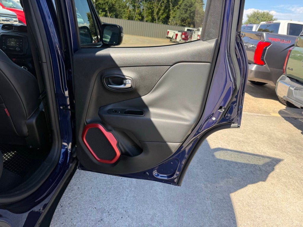 Jeep Renegade Vehicle Full-screen Gallery Image 16