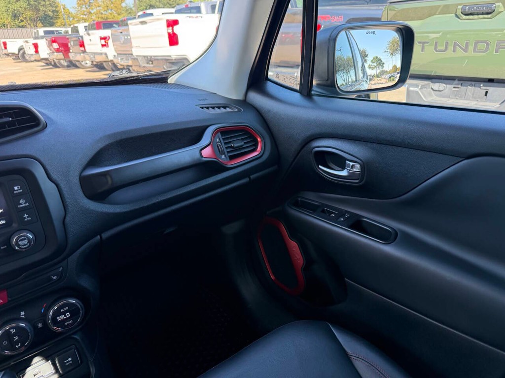 Jeep Renegade Vehicle Full-screen Gallery Image 20