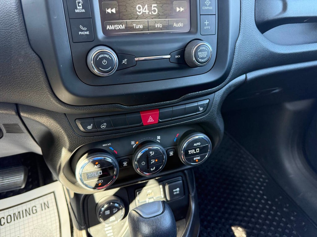 Jeep Renegade Vehicle Full-screen Gallery Image 27