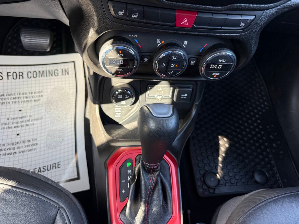 Jeep Renegade Vehicle Full-screen Gallery Image 28