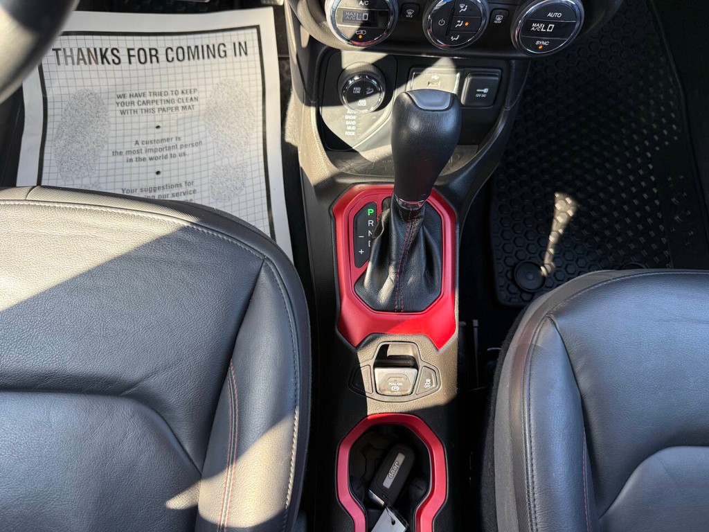 Jeep Renegade Vehicle Full-screen Gallery Image 29