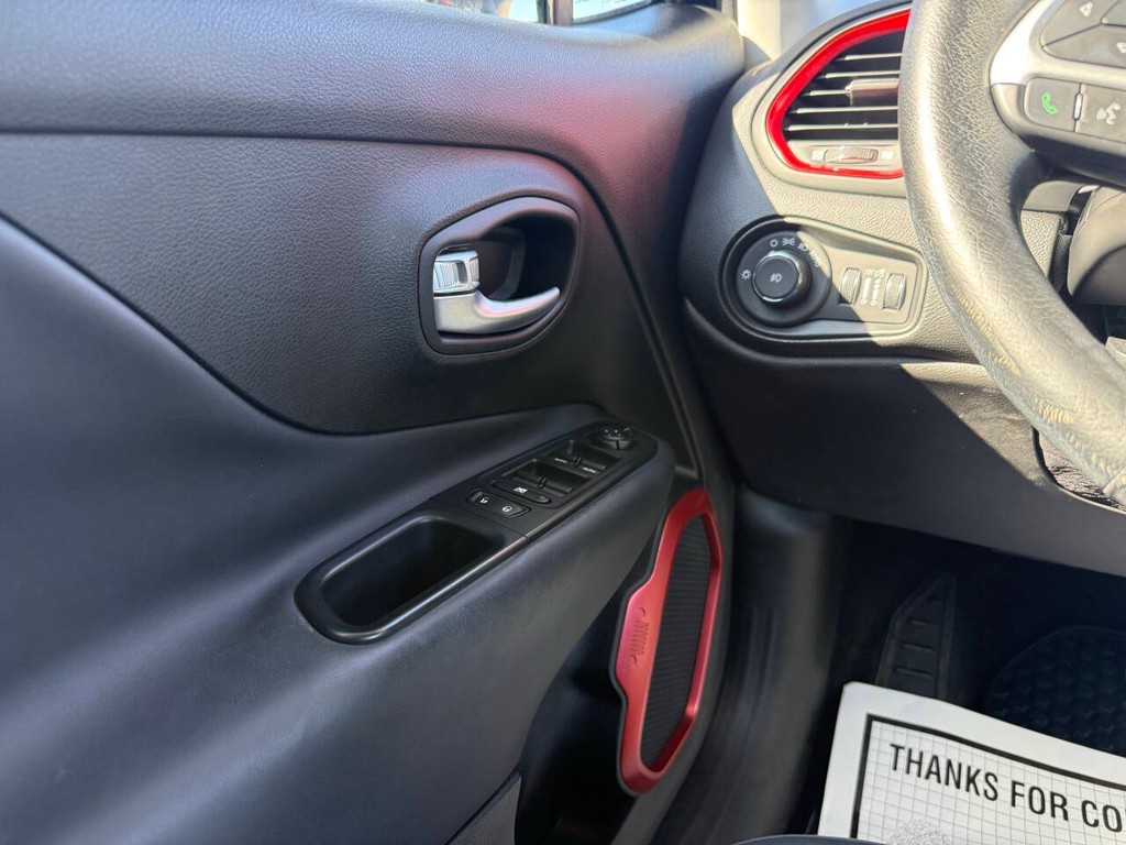 Jeep Renegade Vehicle Full-screen Gallery Image 30