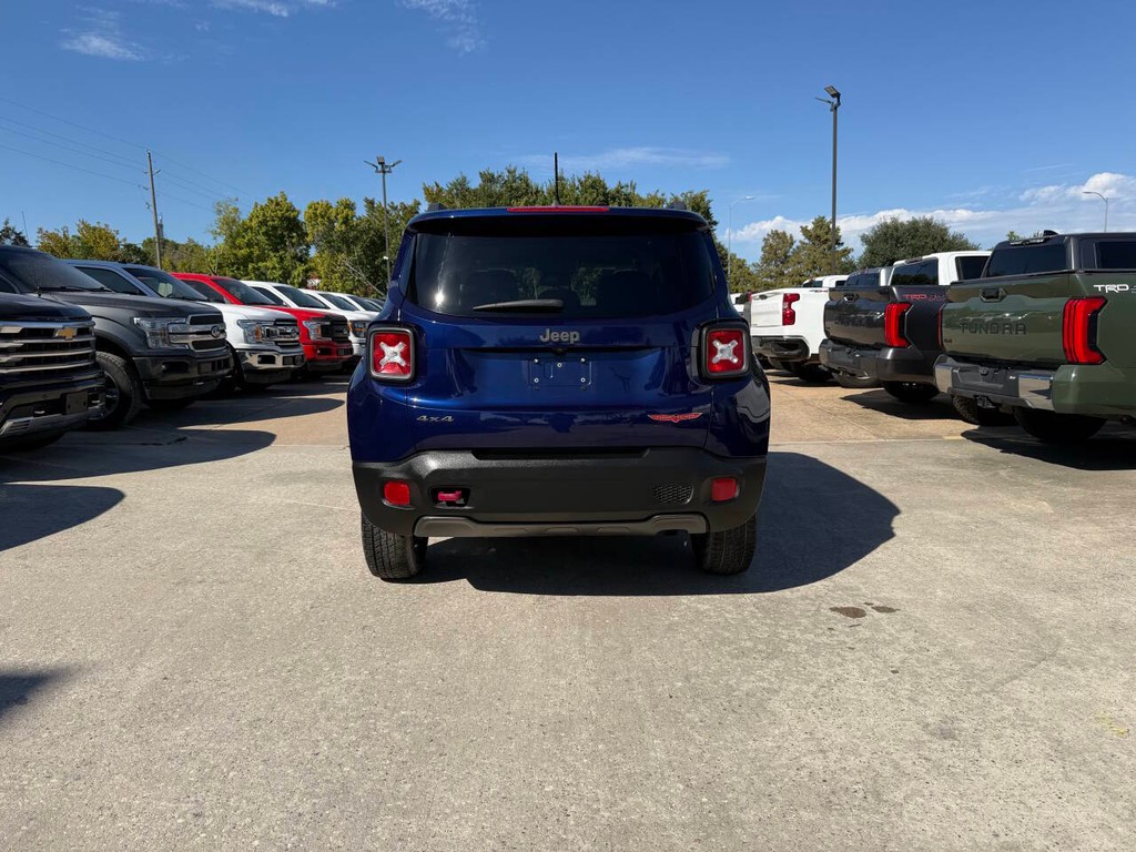 Jeep Renegade Vehicle Full-screen Gallery Image 38