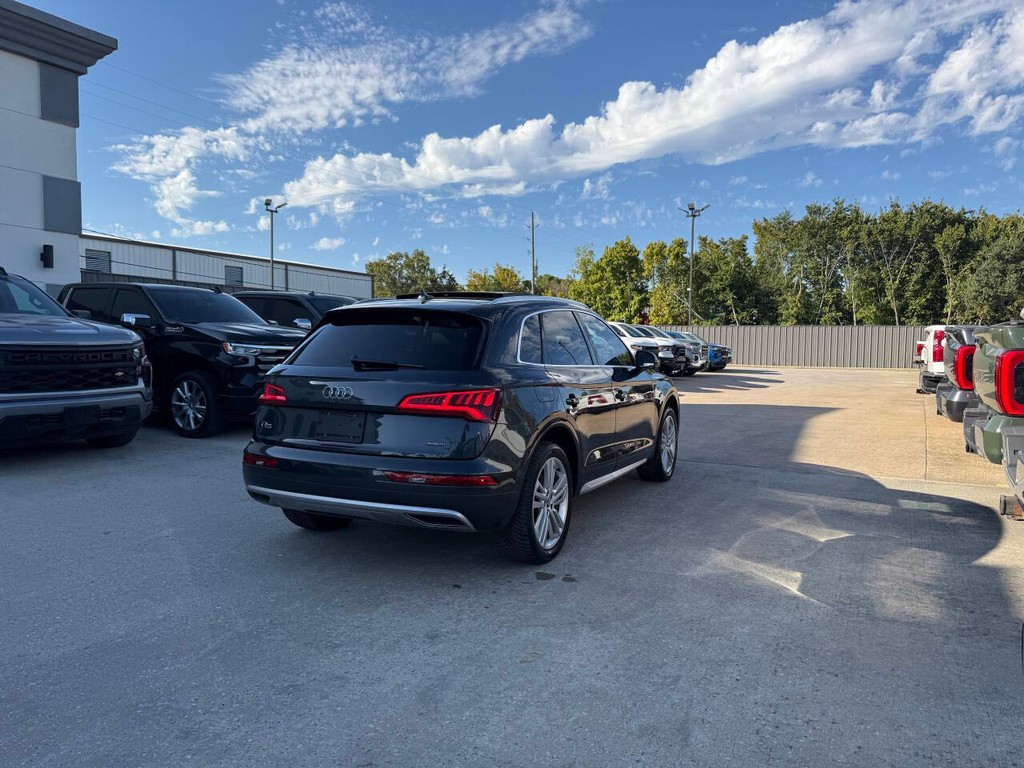 Audi Q5 Vehicle Full-screen Gallery Image 04