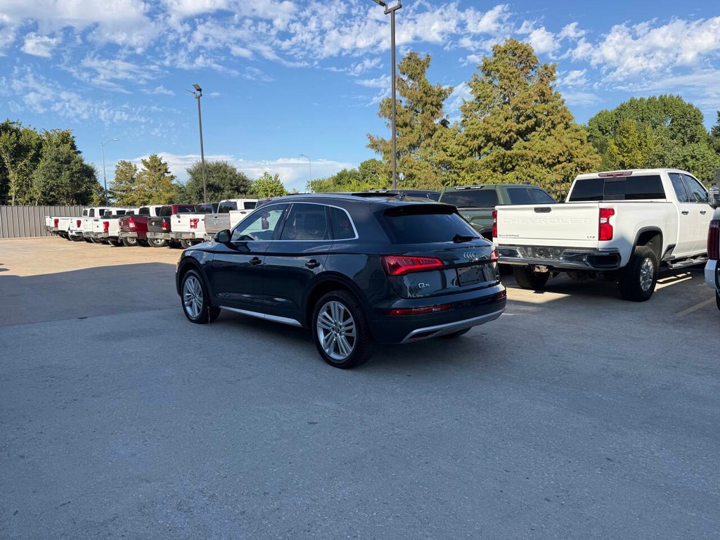 Audi Q5 Vehicle Full-screen Gallery Image 05