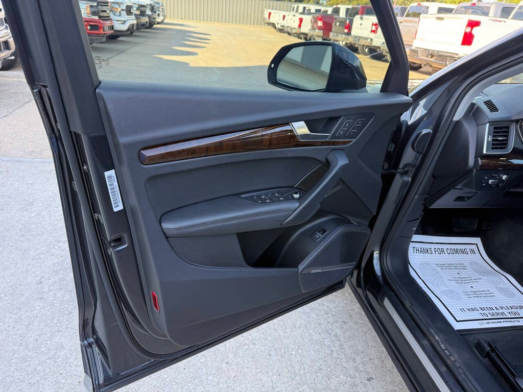 Audi Q5 Vehicle Full-screen Gallery Image 08