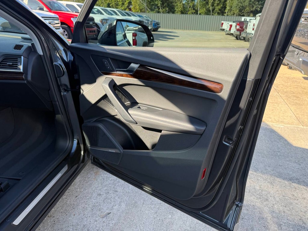 Audi Q5 Vehicle Full-screen Gallery Image 11