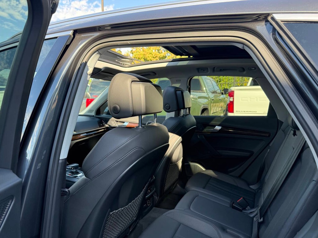 Audi Q5 Vehicle Full-screen Gallery Image 12