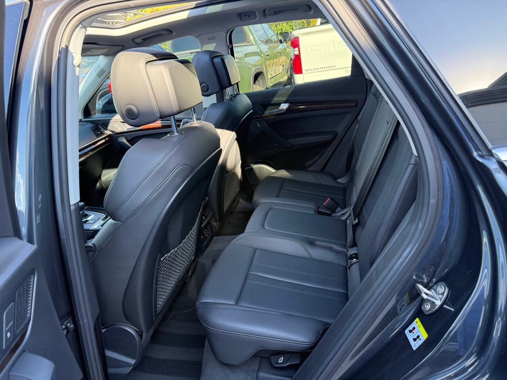 Audi Q5 Vehicle Full-screen Gallery Image 13