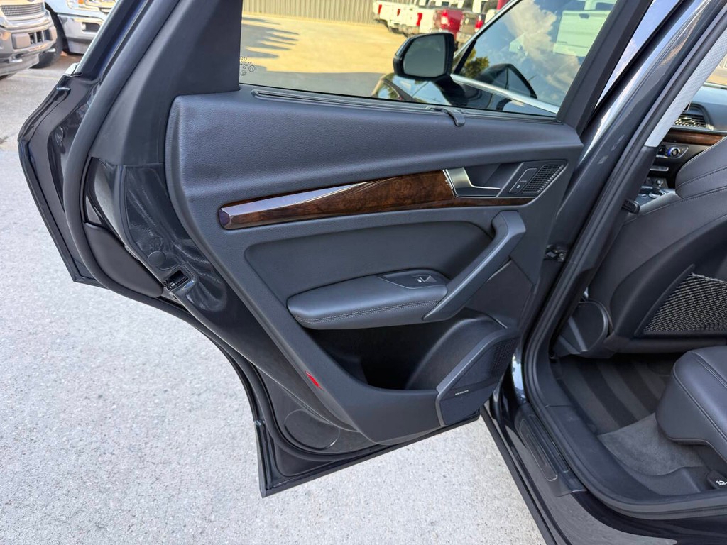 Audi Q5 Vehicle Full-screen Gallery Image 14