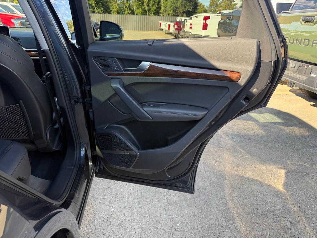 Audi Q5 Vehicle Full-screen Gallery Image 16