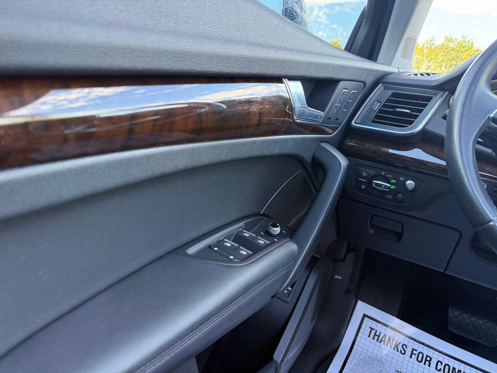 Audi Q5 Vehicle Full-screen Gallery Image 30