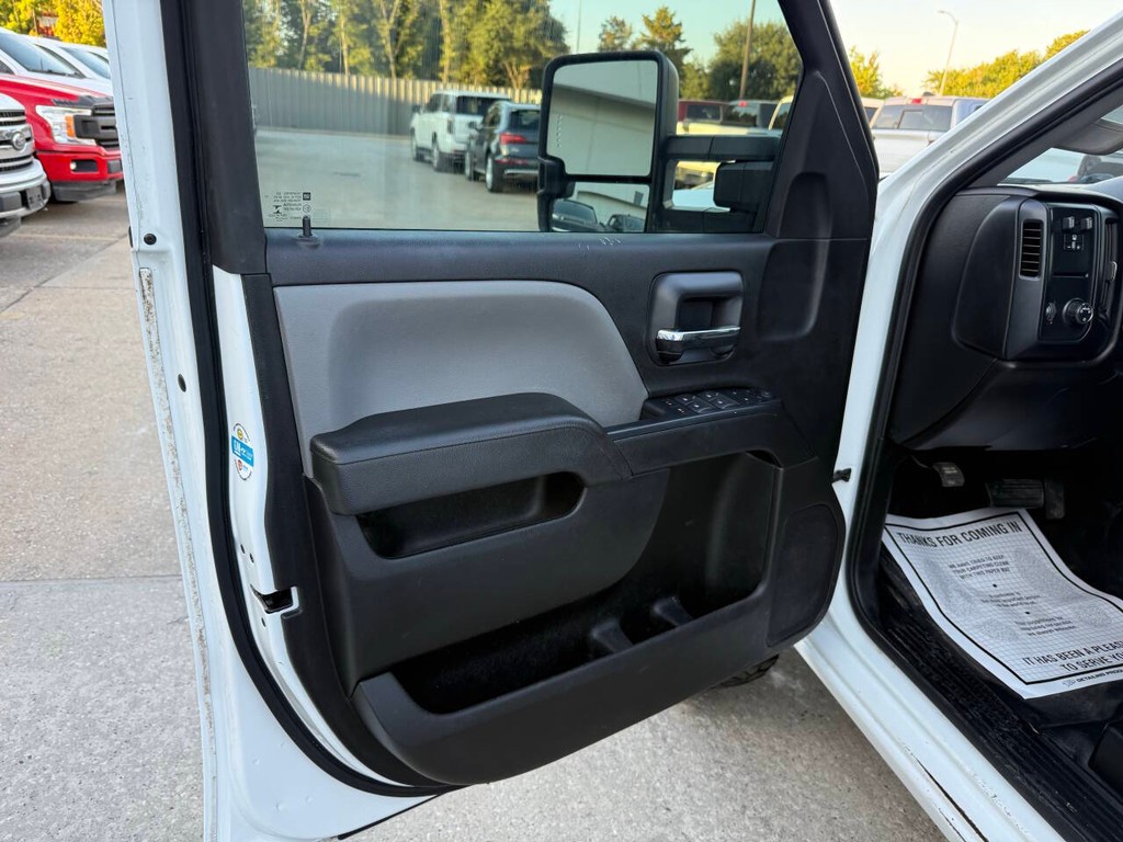Chevrolet Silverado 2500HD Vehicle Full-screen Gallery Image 10