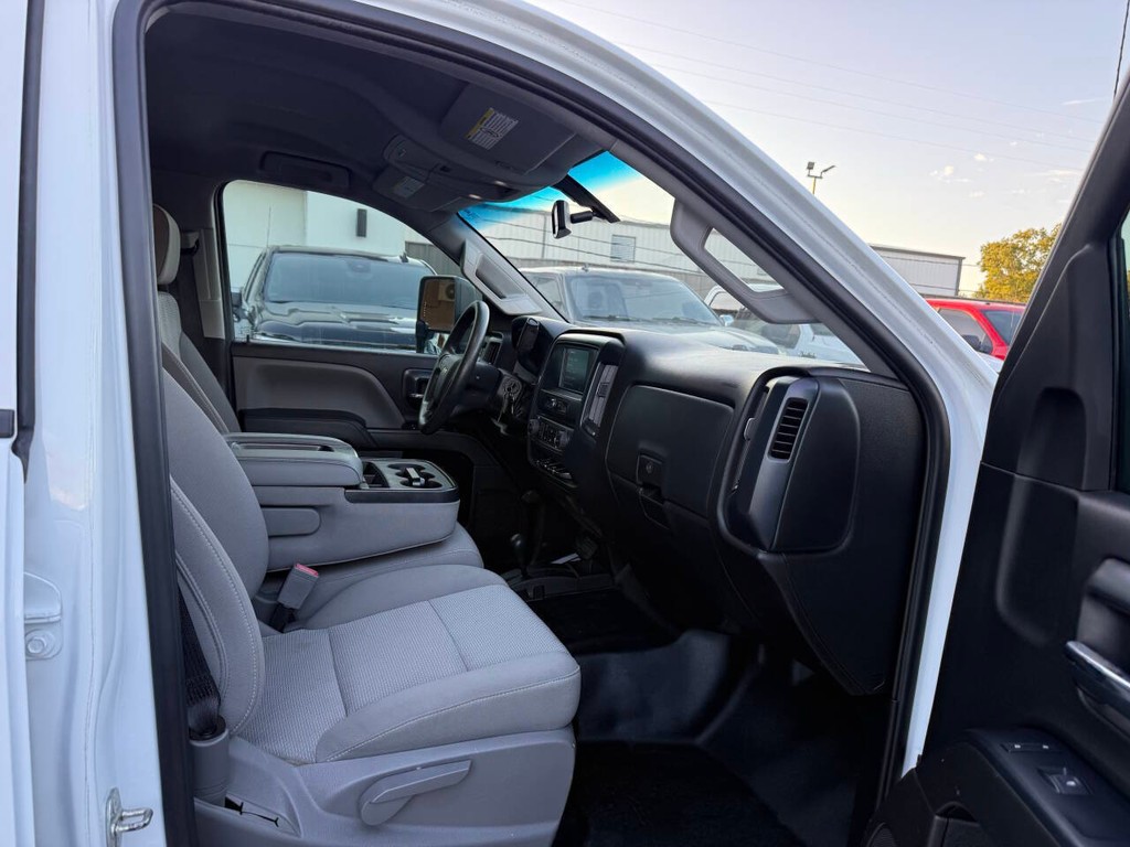 Chevrolet Silverado 2500HD Vehicle Full-screen Gallery Image 11