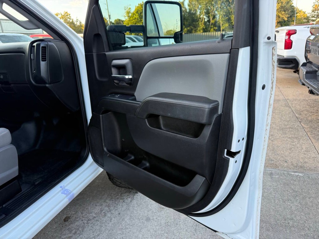 Chevrolet Silverado 2500HD Vehicle Full-screen Gallery Image 12