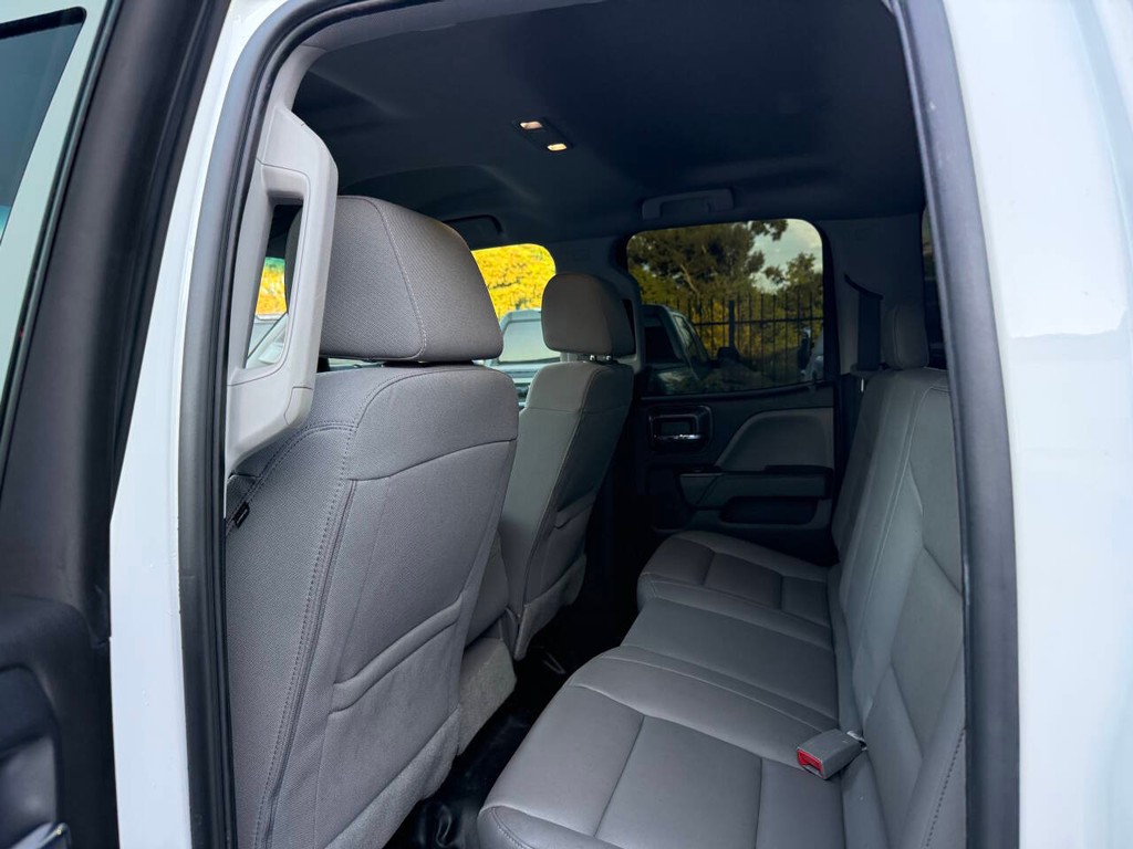 Chevrolet Silverado 2500HD Vehicle Full-screen Gallery Image 13