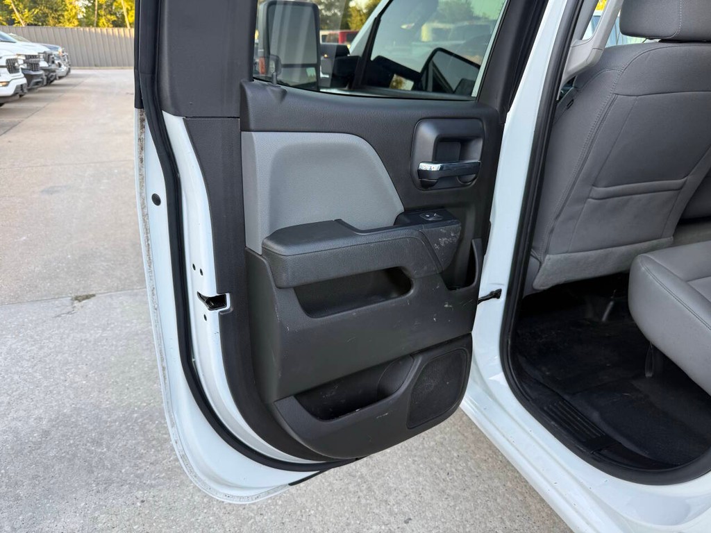 Chevrolet Silverado 2500HD Vehicle Full-screen Gallery Image 16
