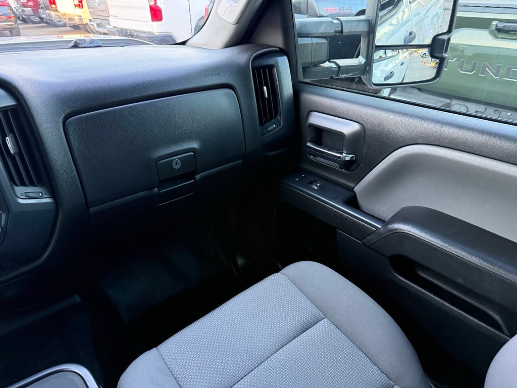 Chevrolet Silverado 2500HD Vehicle Full-screen Gallery Image 21