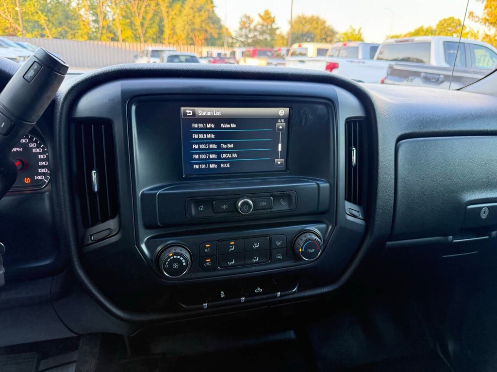 Chevrolet Silverado 2500HD Vehicle Full-screen Gallery Image 25