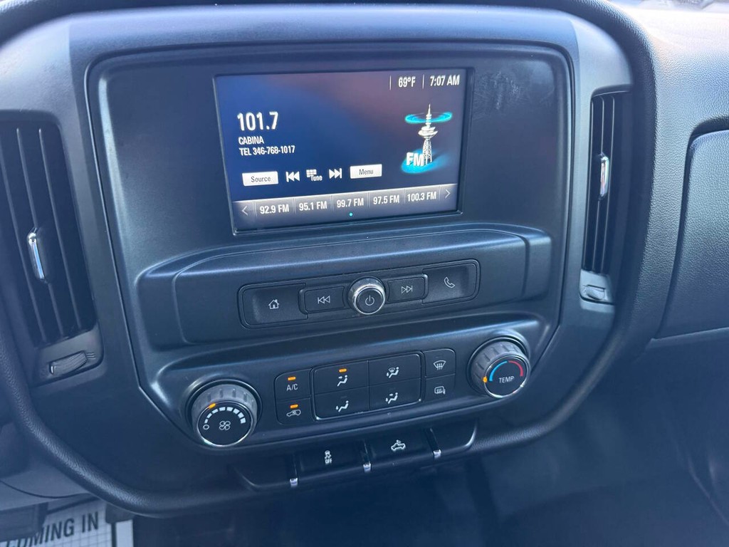 Chevrolet Silverado 2500HD Vehicle Full-screen Gallery Image 29