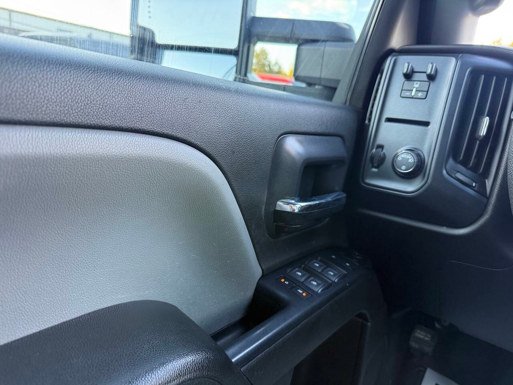 Chevrolet Silverado 2500HD Vehicle Full-screen Gallery Image 32