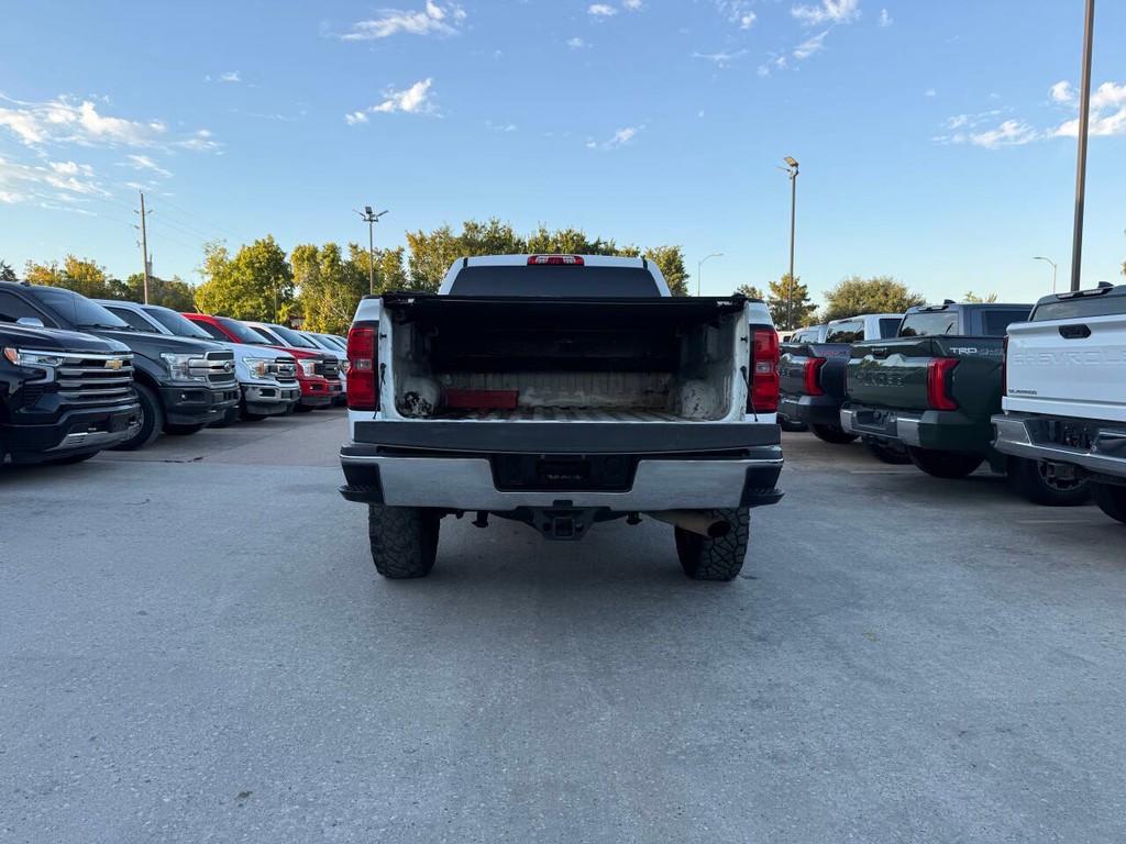 Chevrolet Silverado 2500HD Vehicle Full-screen Gallery Image 38