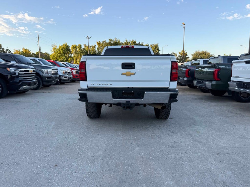 Chevrolet Silverado 2500HD Vehicle Full-screen Gallery Image 39