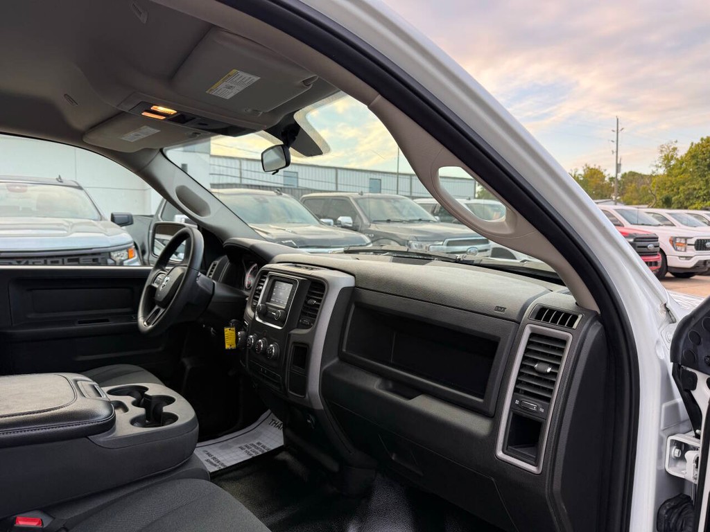 Ram 1500 Classic Vehicle Full-screen Gallery Image 09